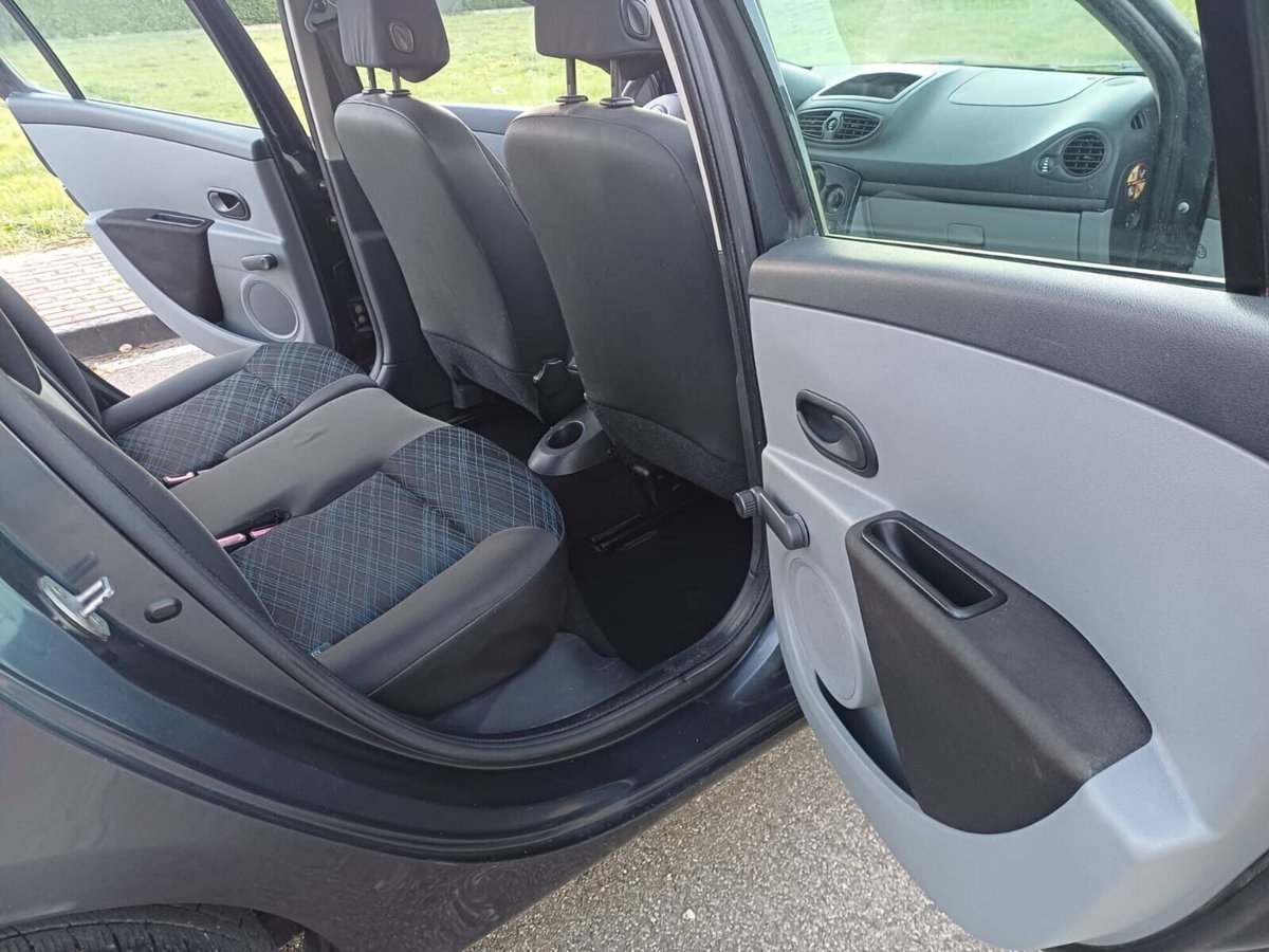 Renault Clio 1.2 16V 5 porte Luxe (8)