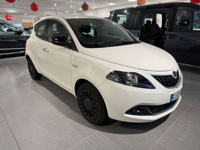 Lancia Ypsilon 1.0 FireFly 5 porte S&S Hybrid Ecochic Silver usata