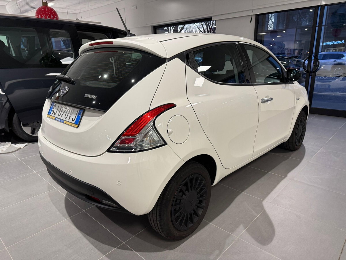 Lancia Ypsilon 1.0 FireFly 5 porte S&S Hybrid Ecochic Silver (4)