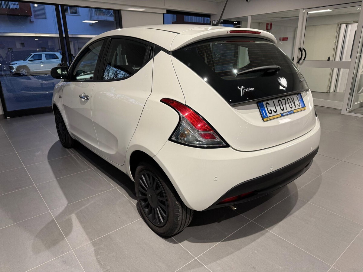 Lancia Ypsilon 1.0 FireFly 5 porte S&S Hybrid Ecochic Silver (6)