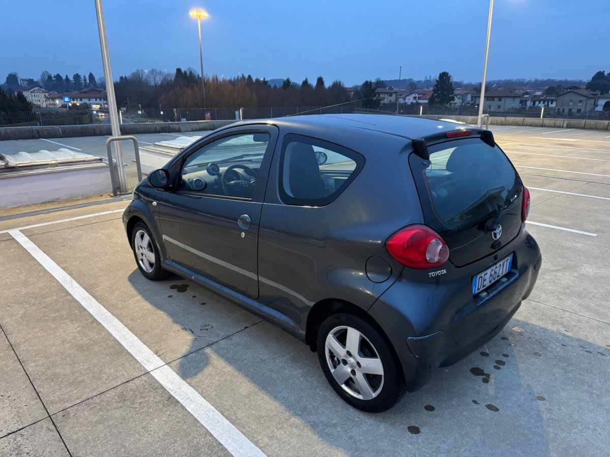 Toyota Aygo 1.0 12V VVT-i 3 porte (2)