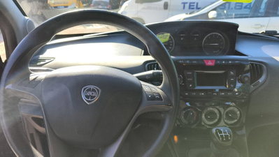 Lancia Ypsilon 1.2 69 CV 5 porte GPL Ecochic Alberta Ferretti (10)