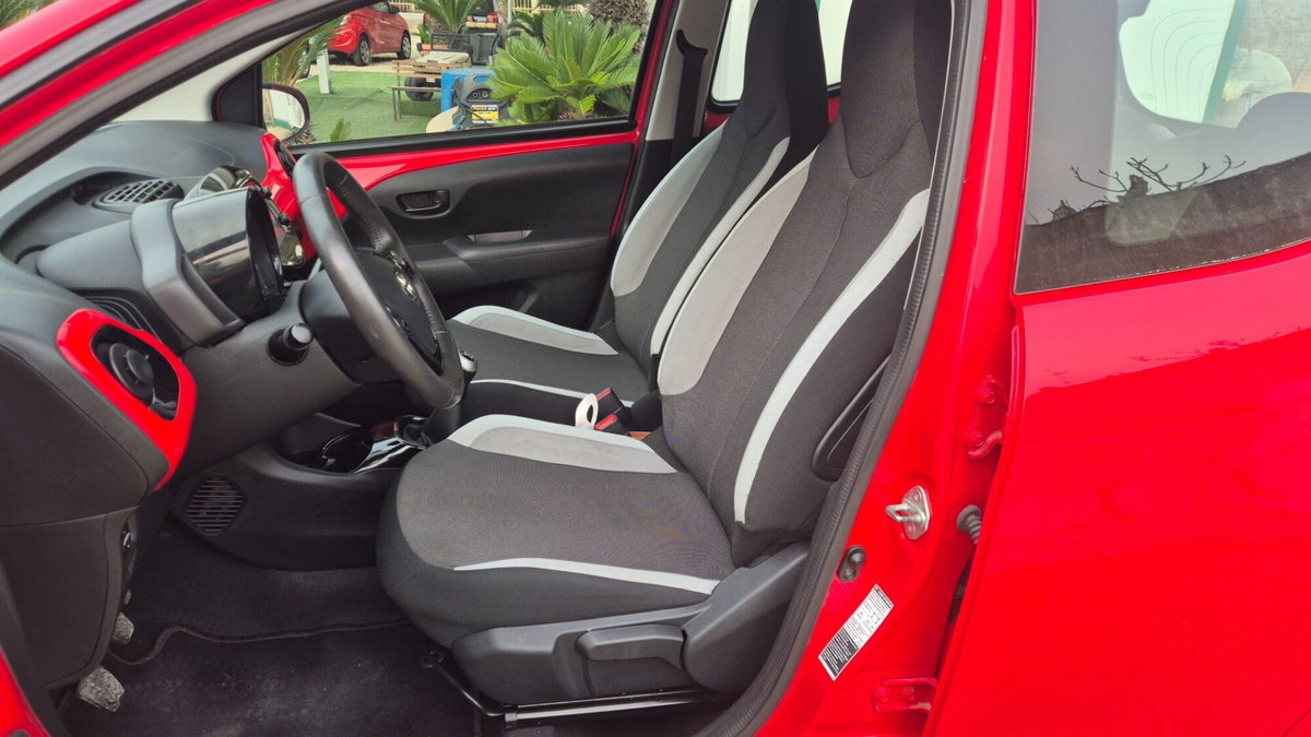 Toyota Aygo 1.0 VVT-i 69 CV 5 porte x-cool (9)
