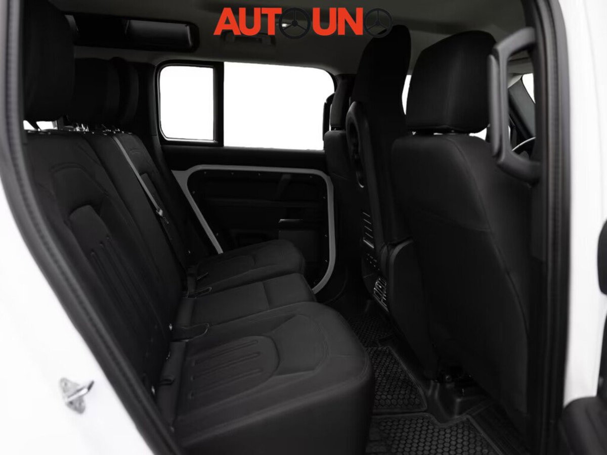 Land Rover Defender 110 2.0 SD4 AWD Auto S (16)