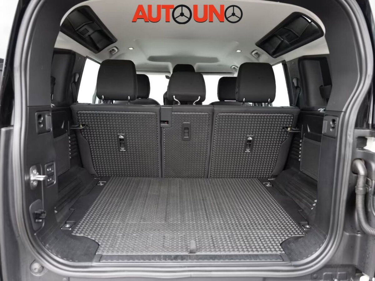 Land Rover Defender 110 2.0 SD4 AWD Auto S (17)
