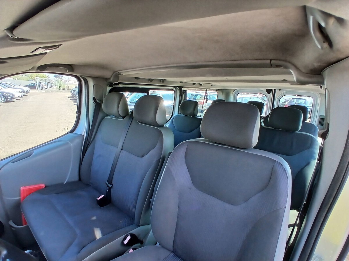 Opel Vivaro Furgone 29 2.5 CDTI PL-TN Combi Semivetrato Fap M1 (16)