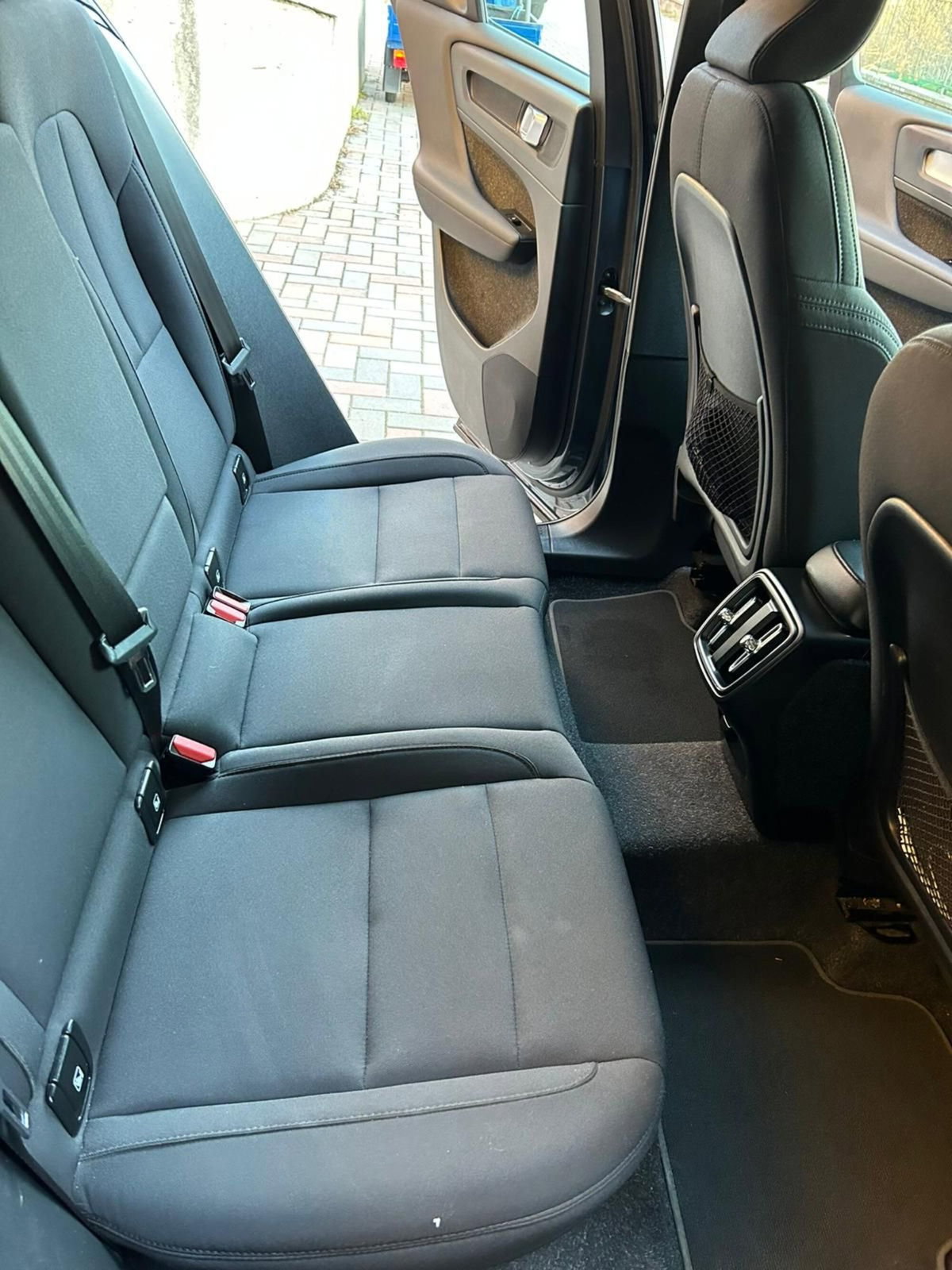 Volvo XC40 D3 AWD Geartronic Momentum Pro (9)