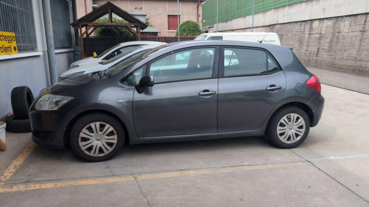 Toyota Auris 1.4 5 porte (2)