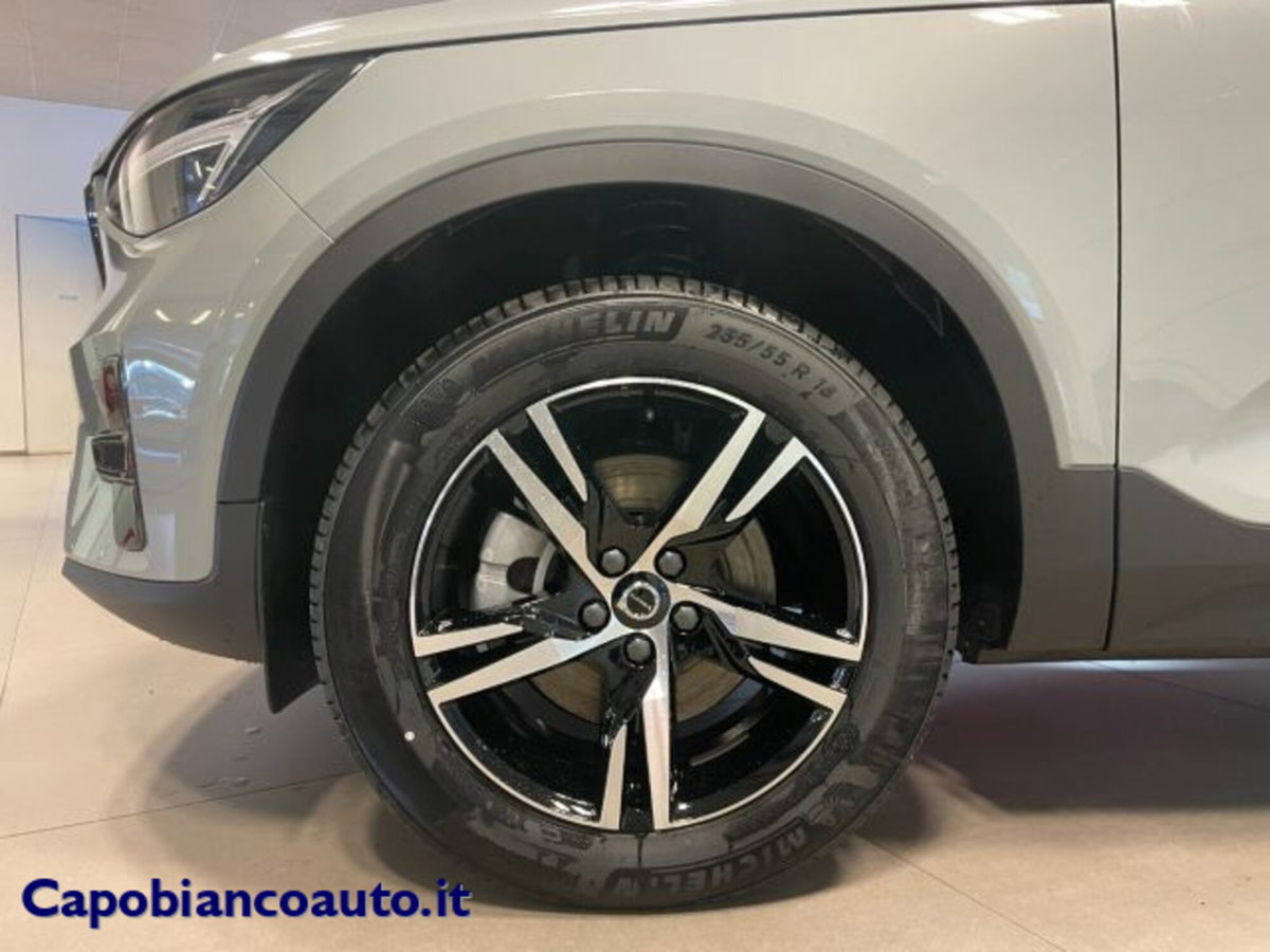 Volvo XC40 B3 automatico Plus Dark (2)