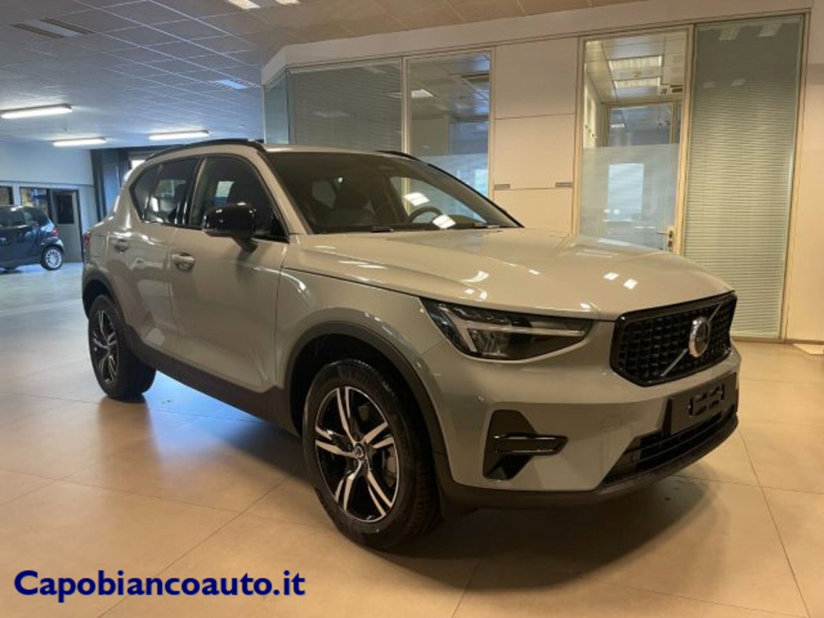 Volvo XC40 B3 automatico Plus Dark (3)
