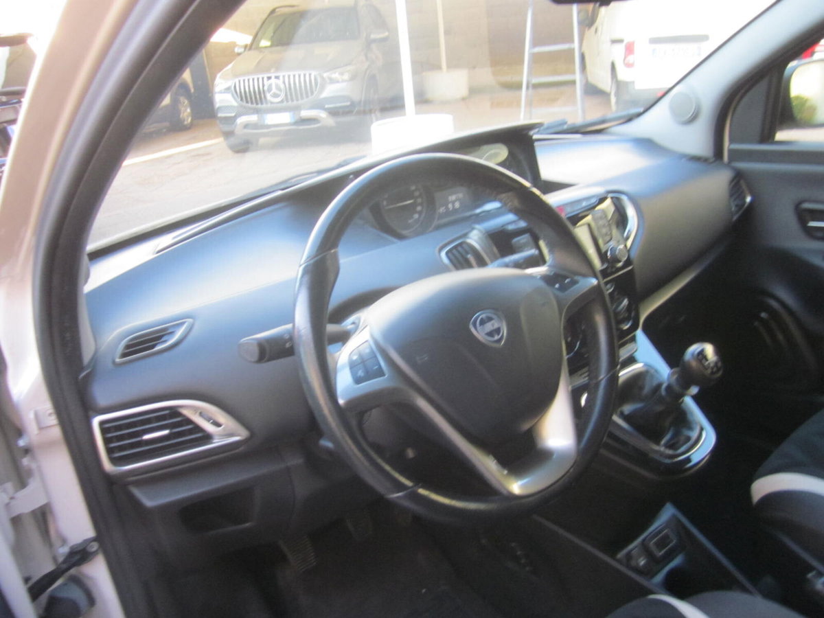 Lancia Ypsilon 1.2 69 CV 5 porte Gold (11)