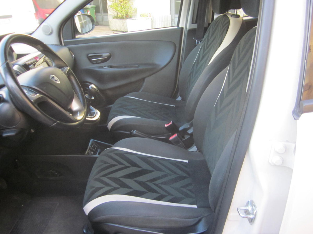 Lancia Ypsilon 1.2 69 CV 5 porte Gold (12)