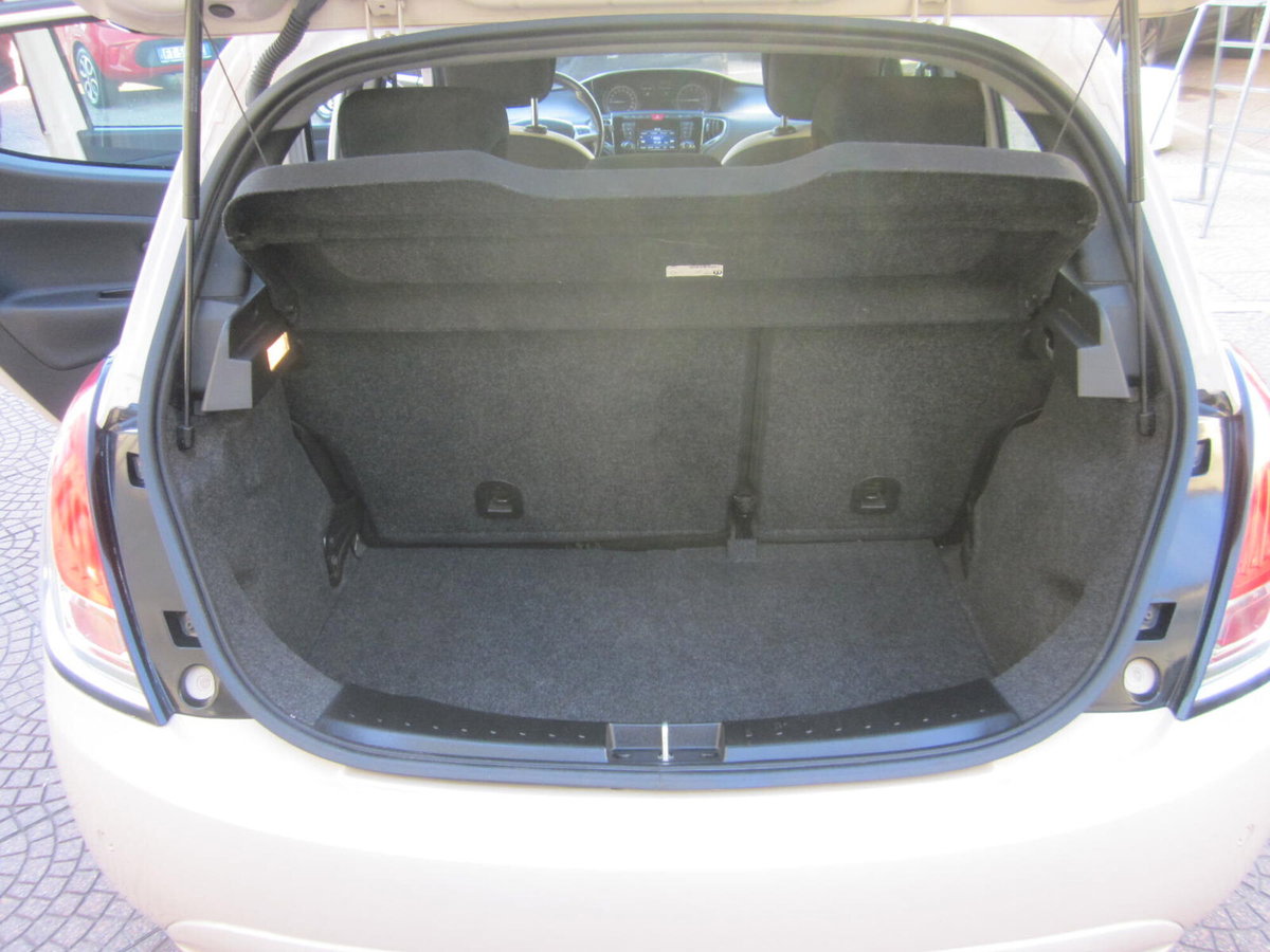 Lancia Ypsilon 1.2 69 CV 5 porte Gold (14)