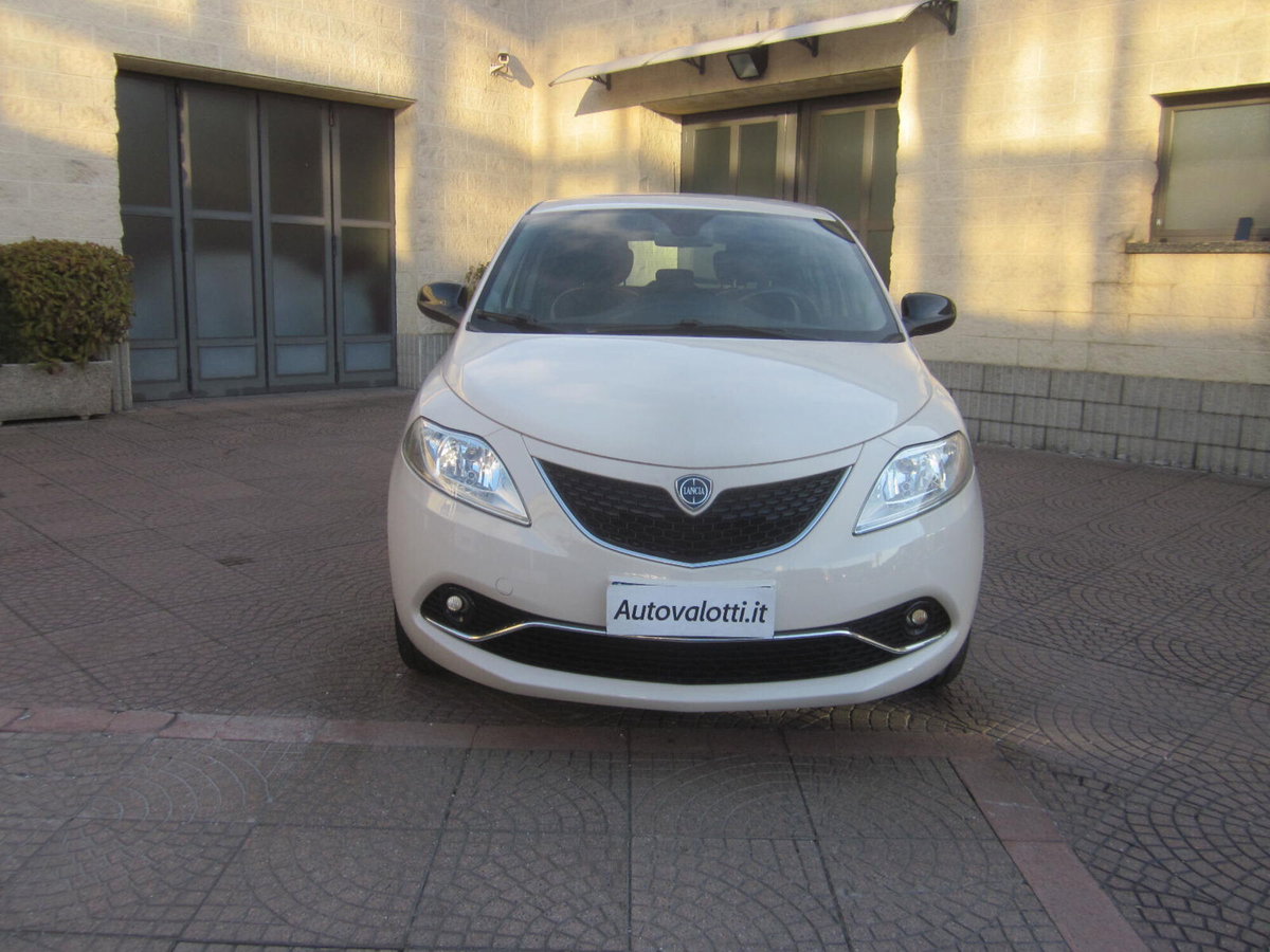 Lancia Ypsilon 1.2 69 CV 5 porte Gold (2)