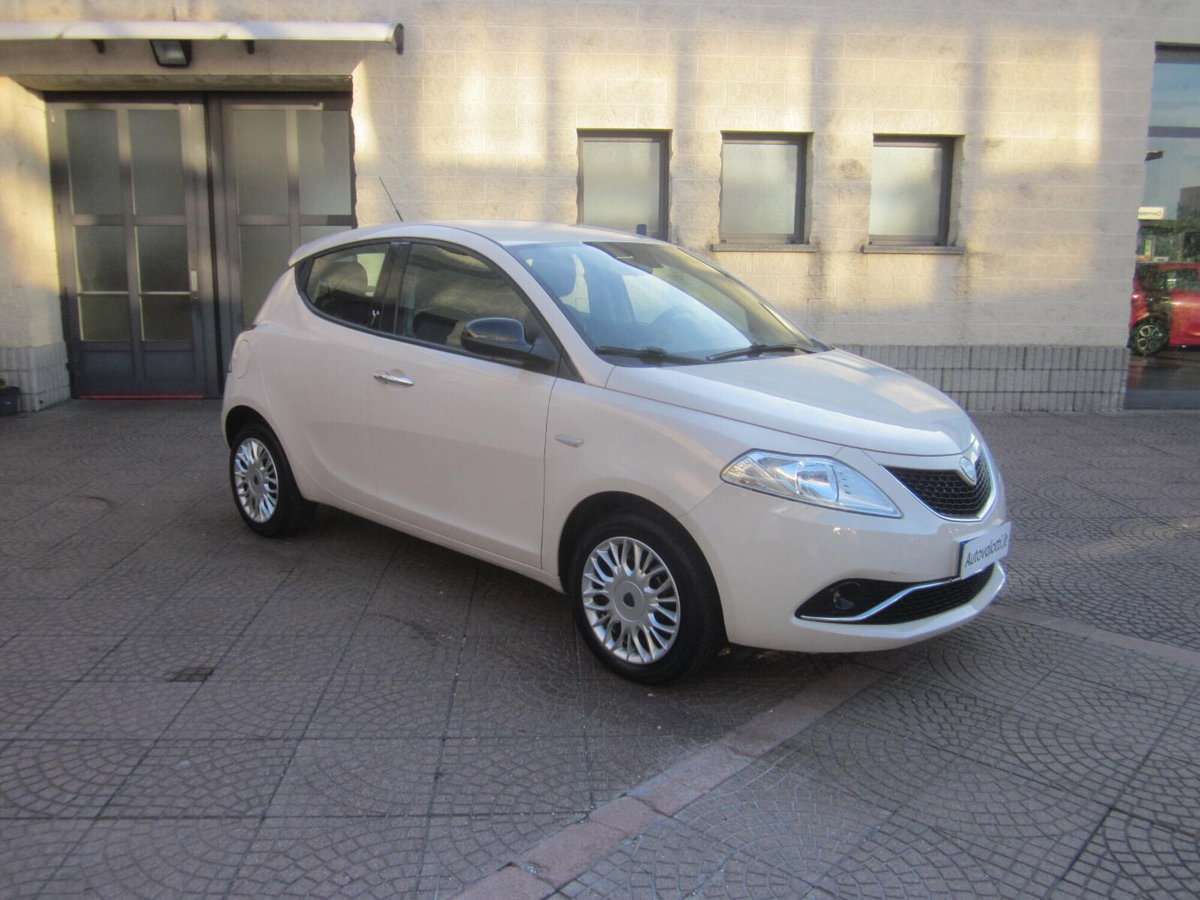 Lancia Ypsilon 1.2 69 CV 5 porte Gold (3)