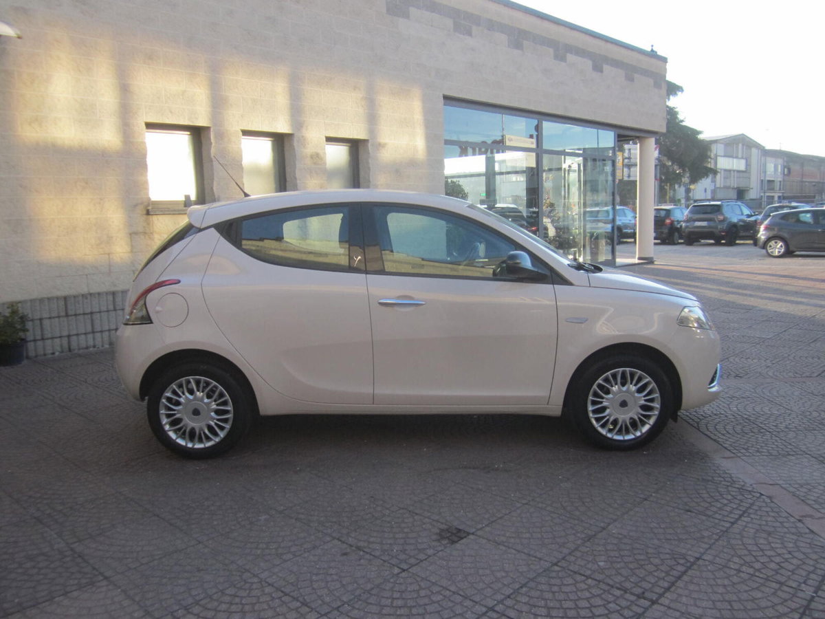 Lancia Ypsilon 1.2 69 CV 5 porte Gold (4)