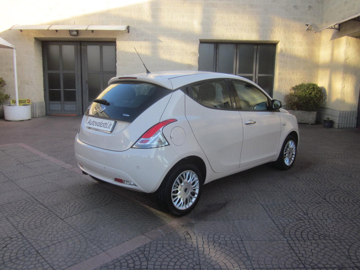 Lancia Ypsilon 1.2 69 CV 5 porte Gold (6)