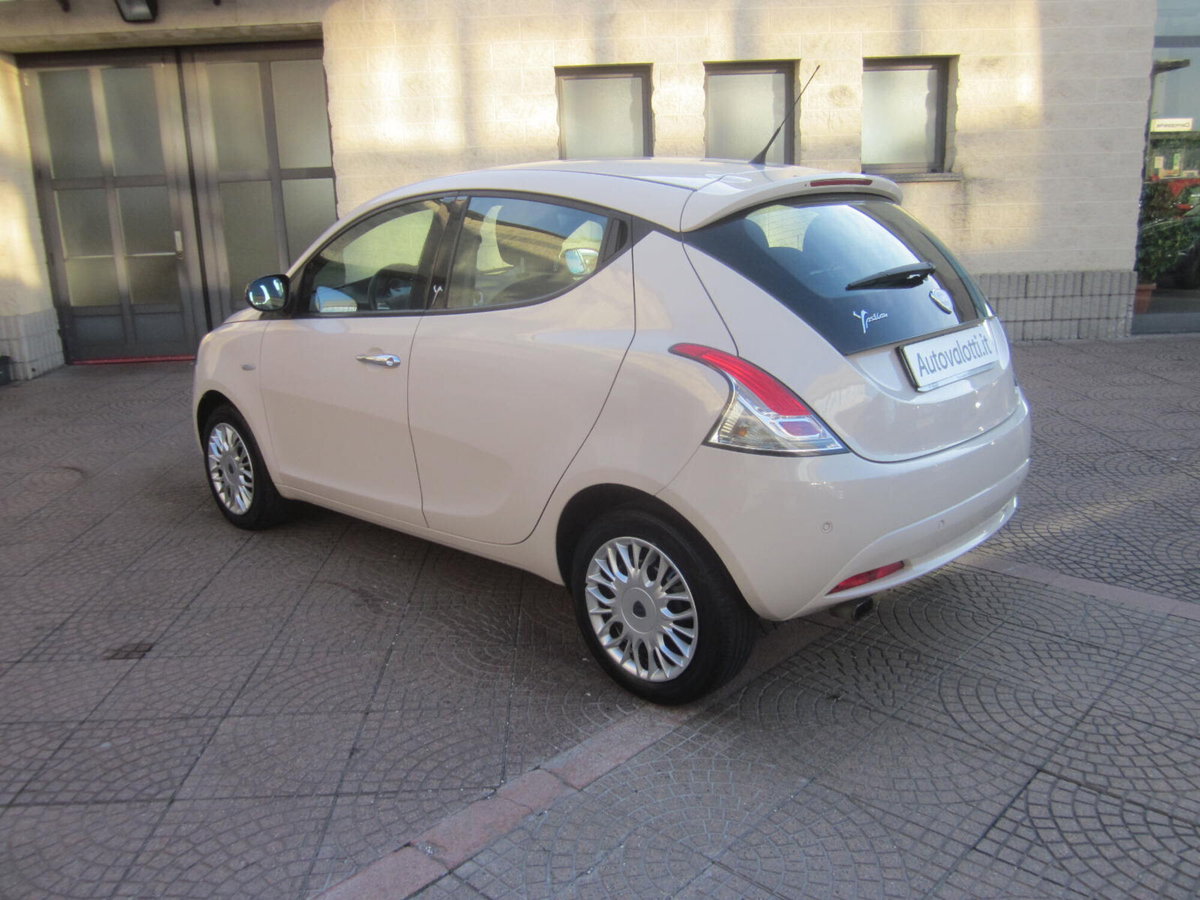 Lancia Ypsilon 1.2 69 CV 5 porte Gold (8)