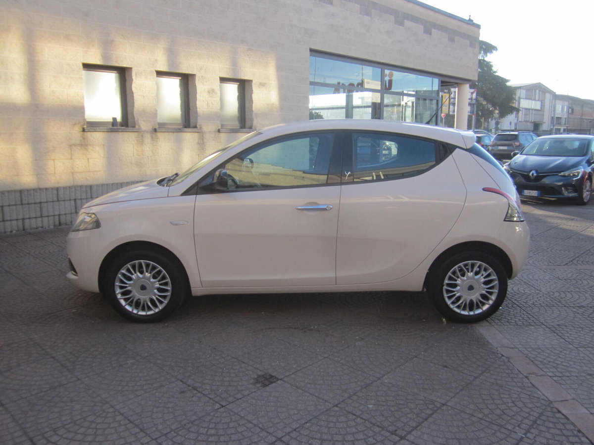 Lancia Ypsilon 1.2 69 CV 5 porte Gold (9)