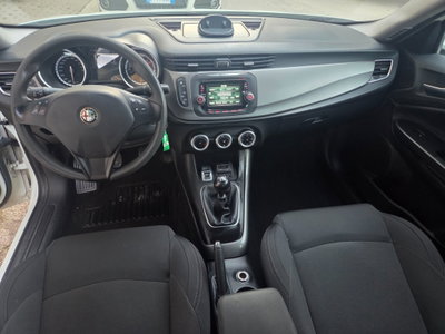 Alfa Romeo Giulietta 1.6 JTDm-2 Distinctive (10)