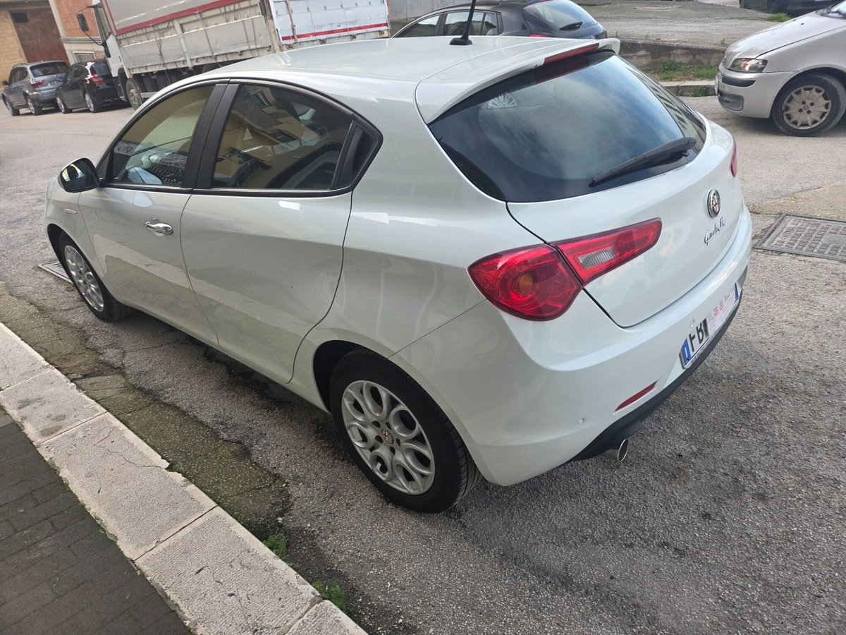 Alfa Romeo Giulietta 1.6 JTDm-2 Distinctive (6)
