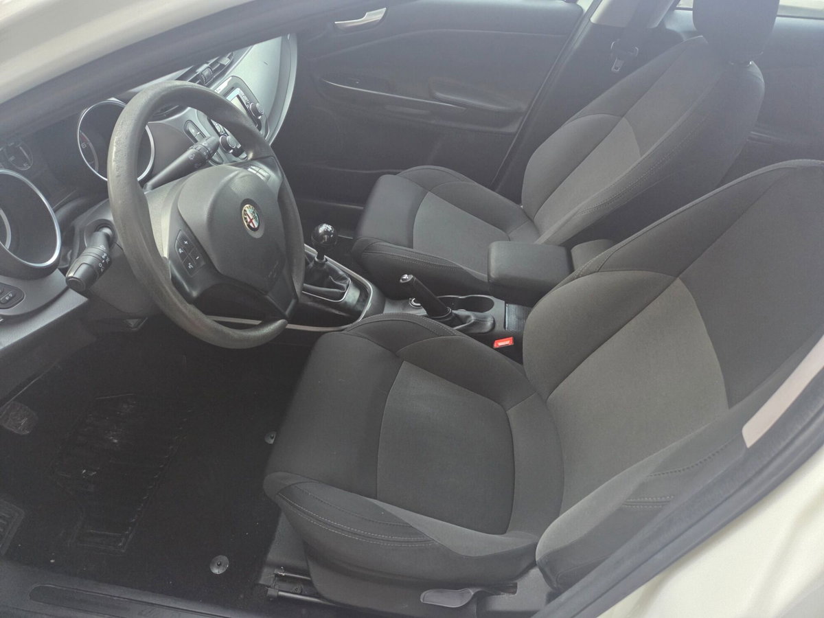Alfa Romeo Giulietta 1.6 JTDm-2 Distinctive (8)