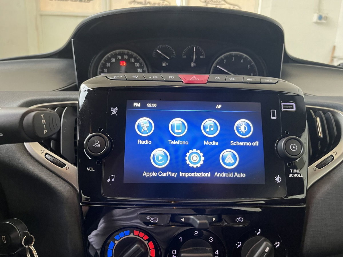 Lancia Ypsilon 1.0 FireFly 5 porte S&S Hybrid Ecochic Gold (9)