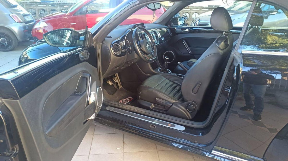Volkswagen New Beetle Cabrio TDI 105CV (10)