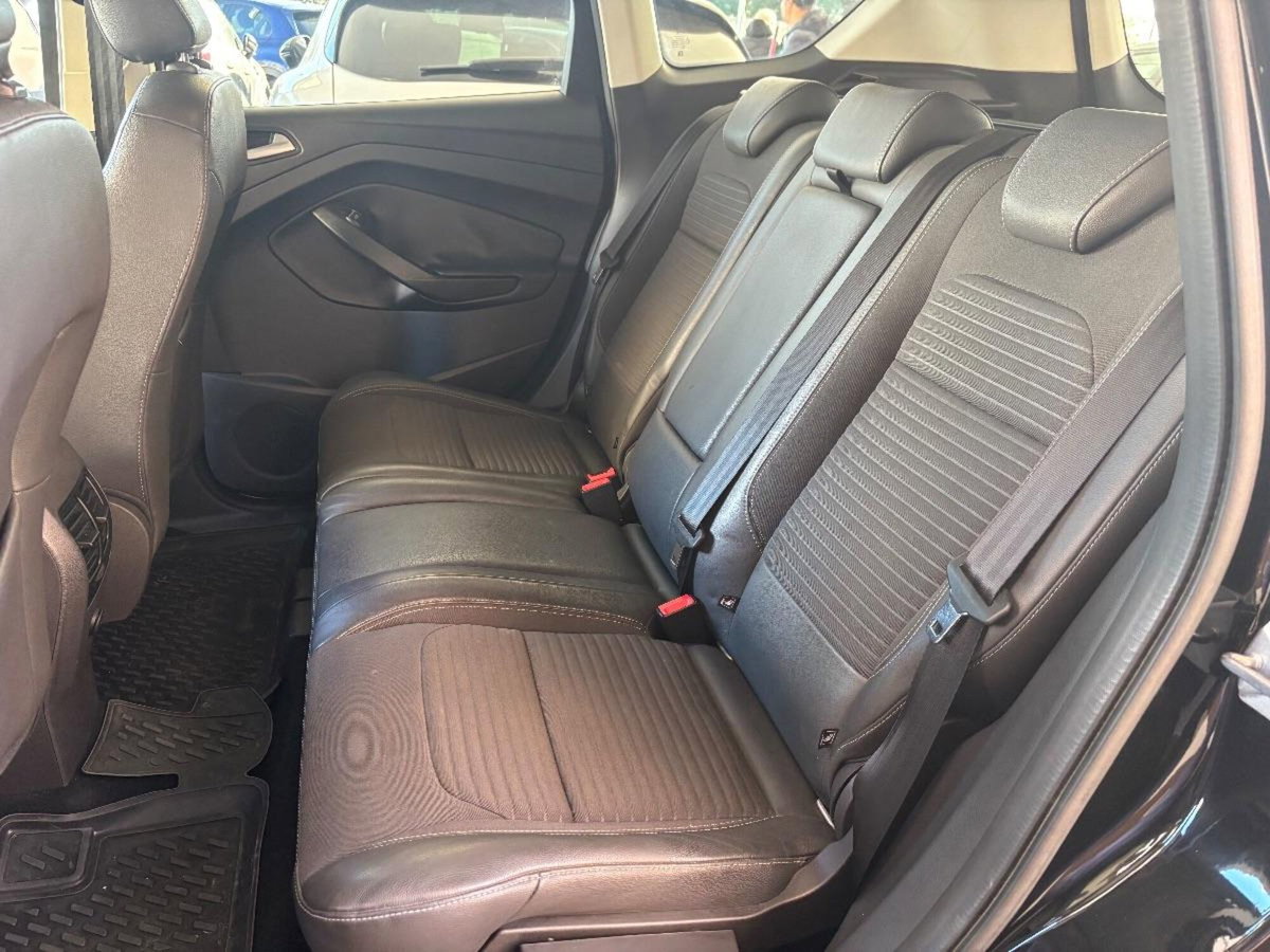 Ford Kuga 1.5 TDCI 120 CV S&S 2WD ST-Line (9)