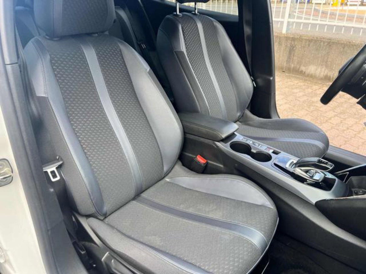Peugeot 2008 BlueHDi 130 S&S EAT8 GT Pack (9)