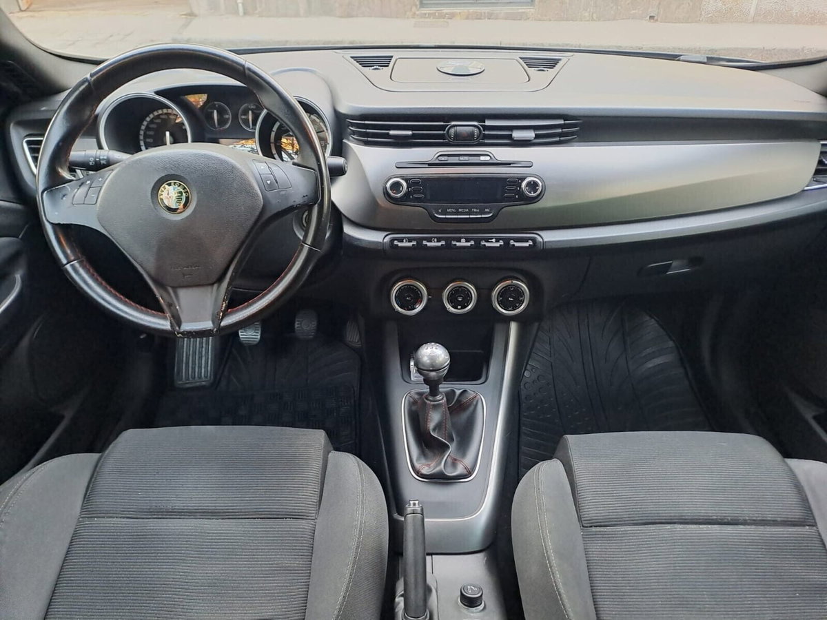 Alfa Romeo Giulietta 1.6 JTDm-2 Distinctive (10)