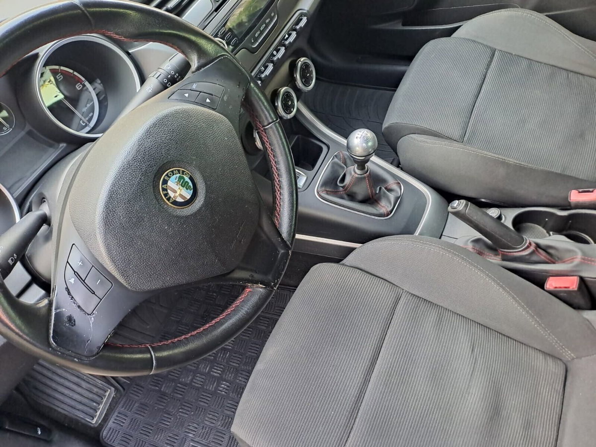 Alfa Romeo Giulietta 1.6 JTDm-2 Distinctive (8)