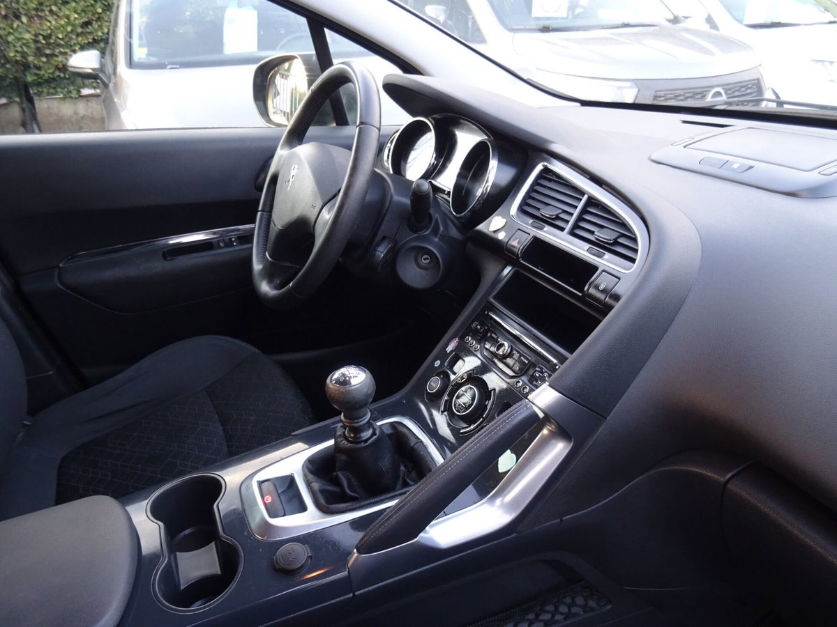 Peugeot 3008 1.6 HDi 115CV Business (11)