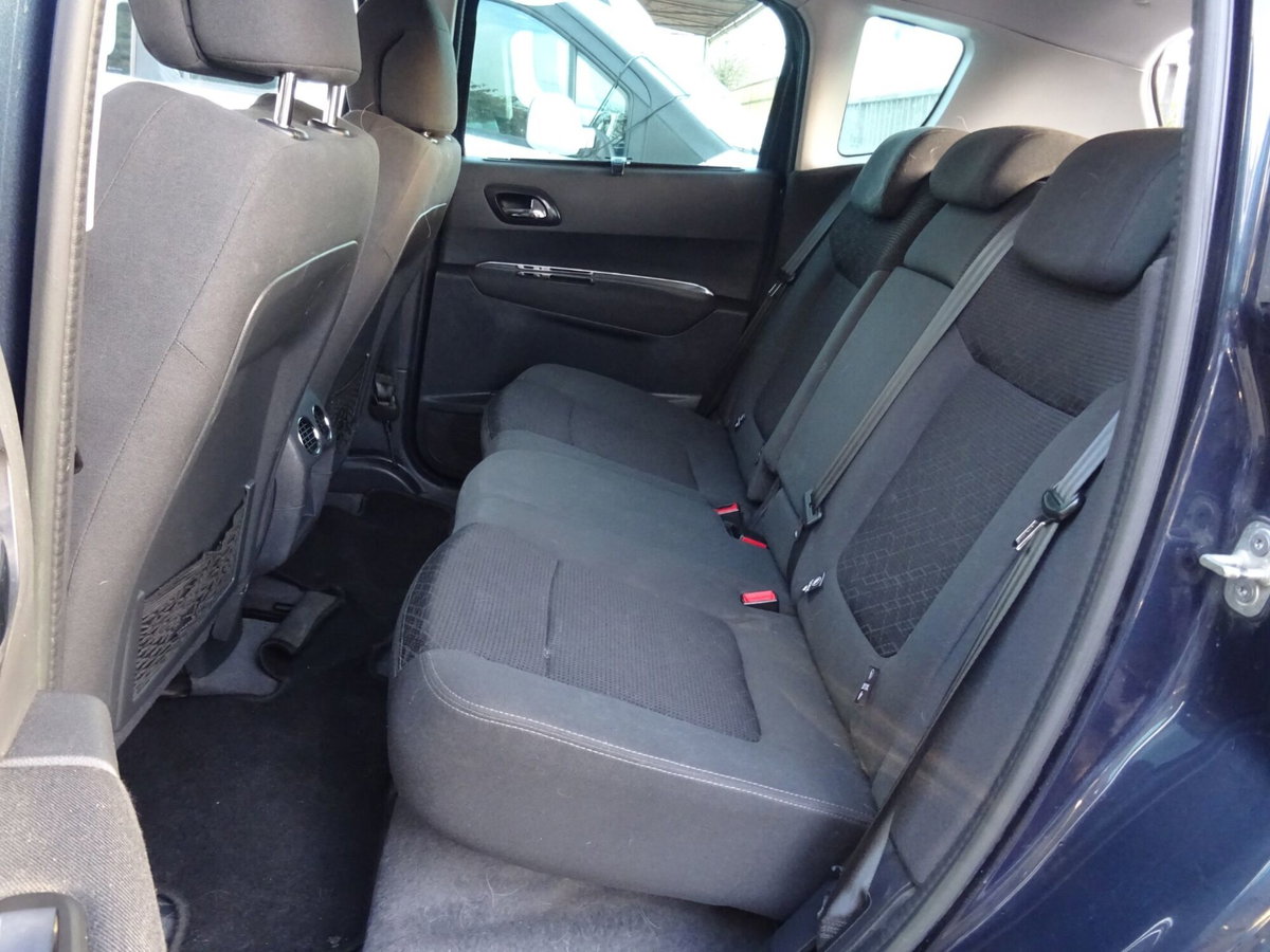 Peugeot 3008 1.6 HDi 115CV Business (15)
