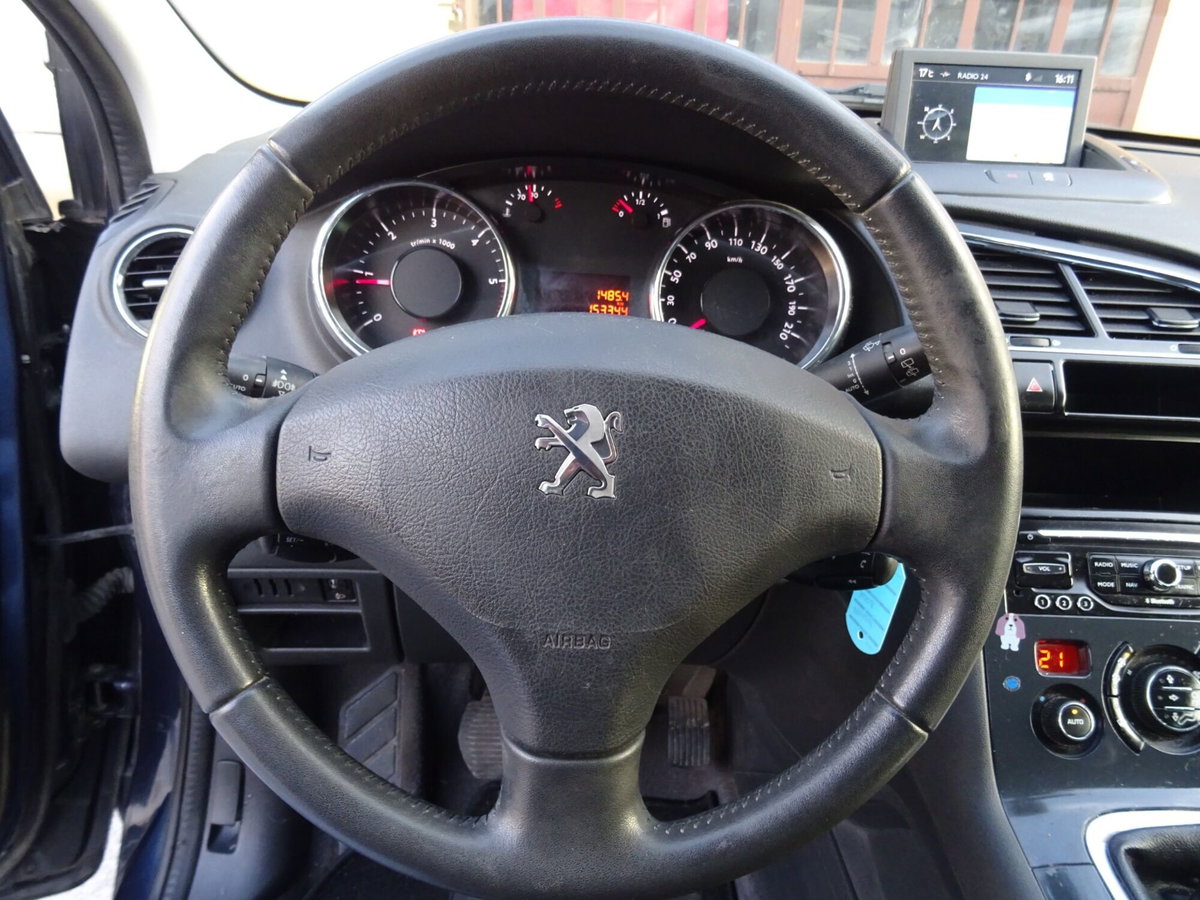 Peugeot 3008 1.6 HDi 115CV Business (18)