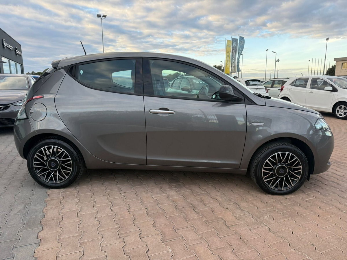 Lancia Ypsilon 1.0 FireFly 5 porte S&S Hybrid Ecochic A. Ferretti (7)