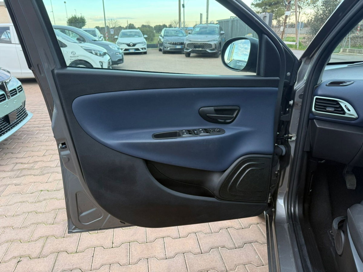 Lancia Ypsilon 1.0 FireFly 5 porte S&S Hybrid Ecochic A. Ferretti (9)