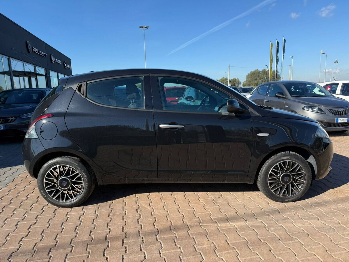 Lancia Ypsilon 1.0 FireFly 5 porte S&S Hybrid Ecochic A. Ferretti (4)