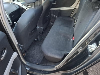 Toyota Yaris 1.D-4D 5 porte Sol (10)