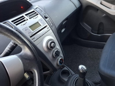 Toyota Yaris 1.D-4D 5 porte Sol (9)