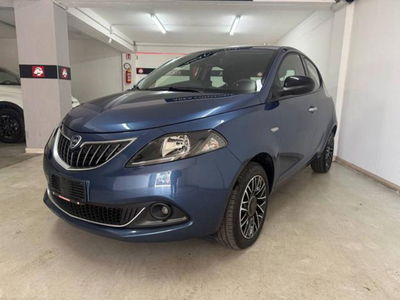 Lancia Ypsilon 1.0 FireFly 5 porte S&S Hybrid Ecochic Silver usata