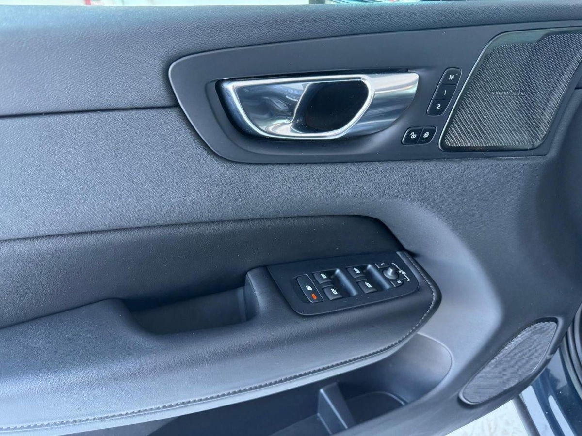 Volvo XC60 B4 (d) AWD automatico Plus Dark (11)