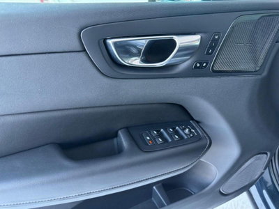 Volvo XC60 B4 (d) AWD automatico Plus Dark (11)