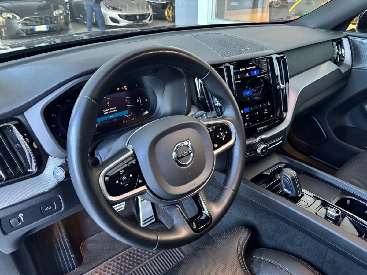 Volvo XC60 B4 (d) AWD automatico Plus Dark (12)