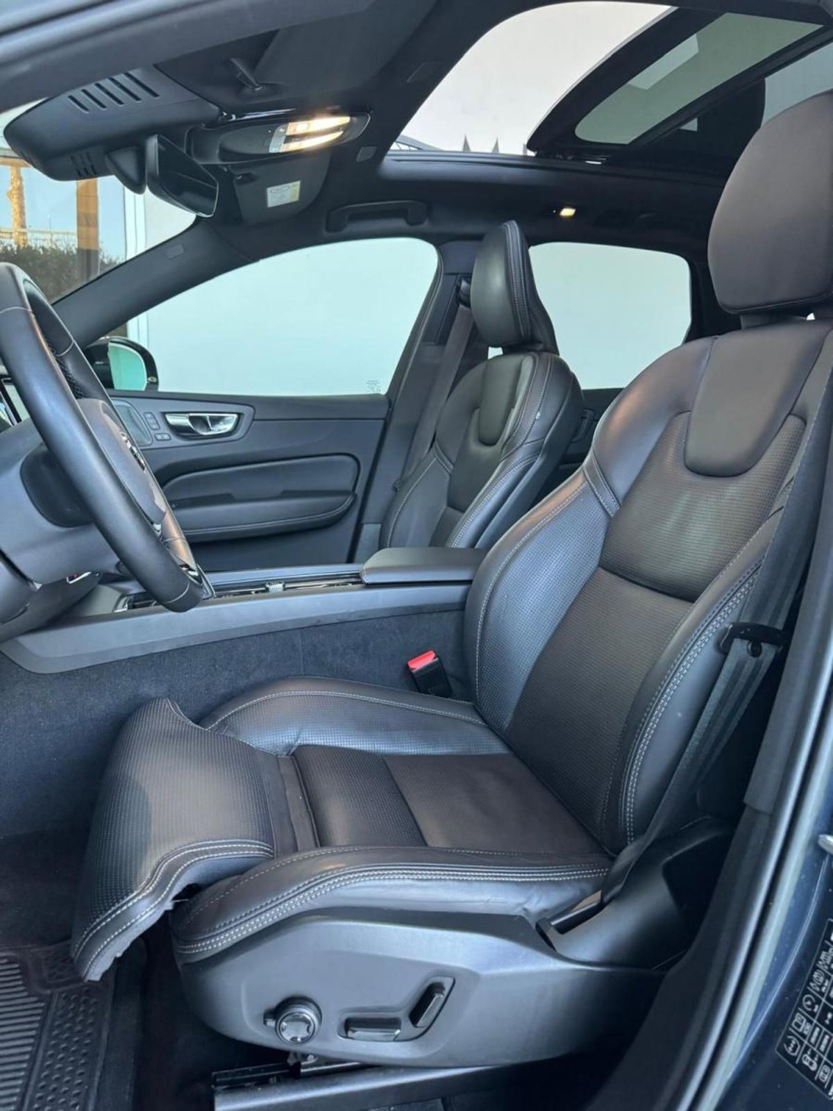 Volvo XC60 B4 (d) AWD automatico Plus Dark (13)