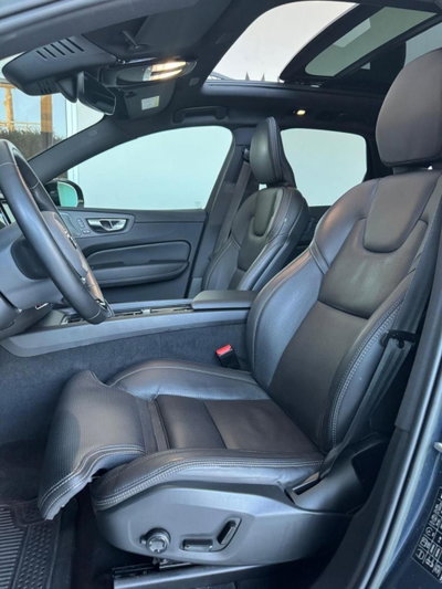 Volvo XC60 B4 (d) AWD automatico Plus Dark (13)