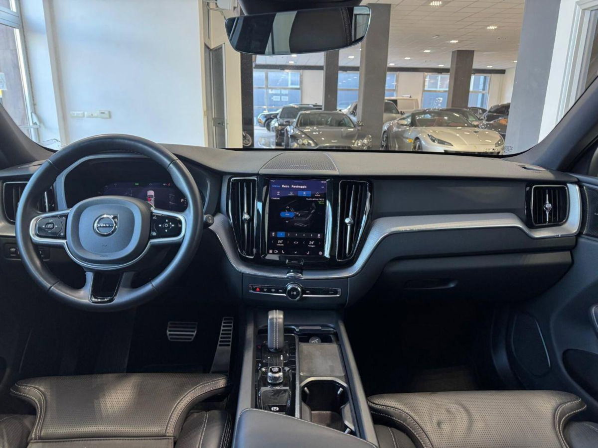 Volvo XC60 B4 (d) AWD automatico Plus Dark (15)