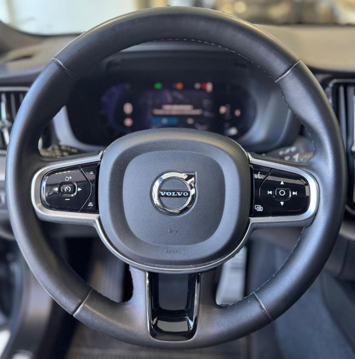 Volvo XC60 B4 (d) AWD automatico Plus Dark (16)