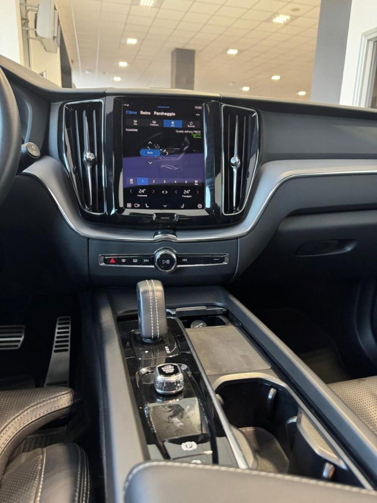 Volvo XC60 B4 (d) AWD automatico Plus Dark (17)