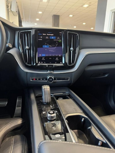 Volvo XC60 B4 (d) AWD automatico Plus Dark (17)